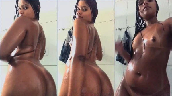 Rolou um vazamento da 1bruna lavando o corpo todo sem roupa!