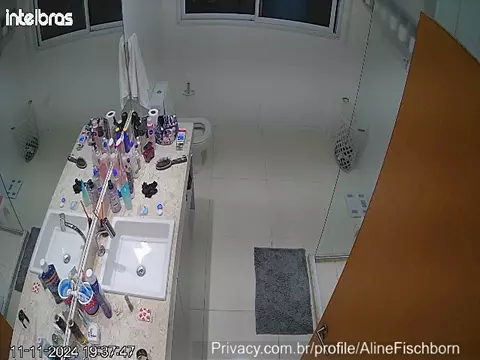 Rolou um vídeo da Aline Fischborn pelada no banheiro, e tá dando o que falar!