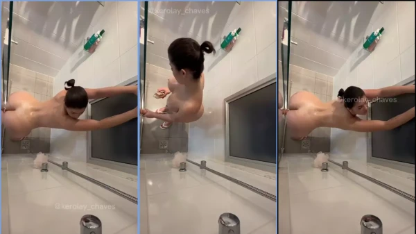 Rolou um vídeo da White Fairy se jogando com o consolo enquanto tomava banho