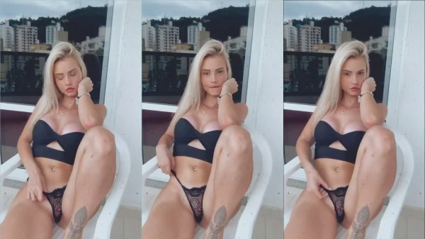 Sabrina Di Martini arrasando em um vídeo de siririca, aproveitando e se divertindo ao máximo!