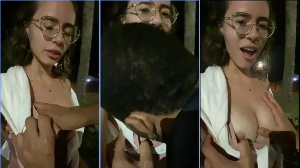 Safadinho pegando no peito da Bruhf99 bem no meio da rua