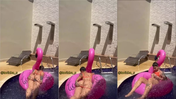 Saiu na rede a Torinha mostrando o bundão nu na piscina!