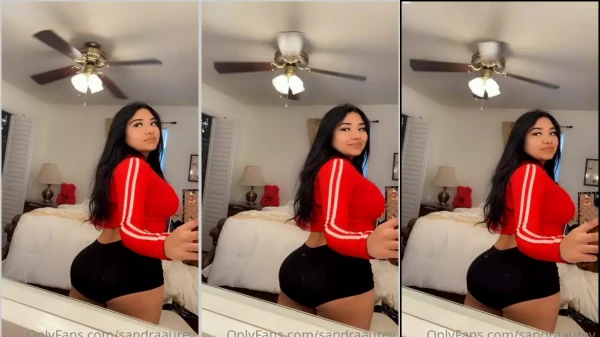 Sandra Audrey gravando um vídeo com o celular, de shortinho bem justo