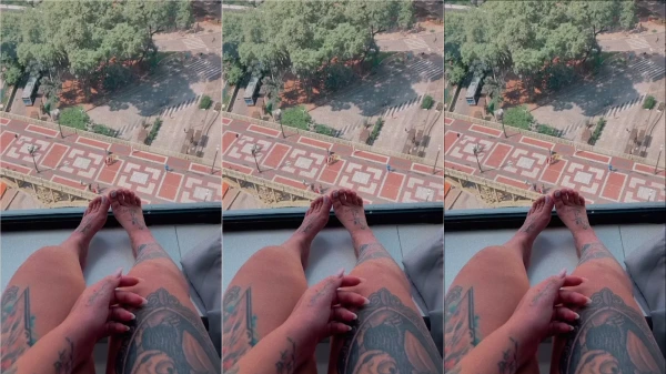 Só rolando uma pelada na frente da janela