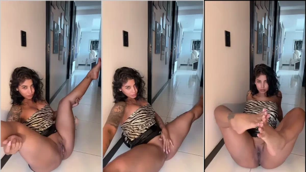 Sofia Leon despida no chão, com a periquita à mostra