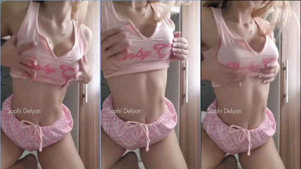 Sophi Delyon, a Barbie de pijama, se dando aquele clima todo