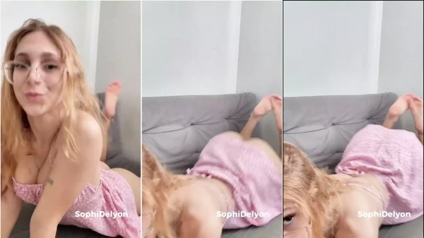 Sophi Delyon, a novinha safada, tá se mostrando no sofá
