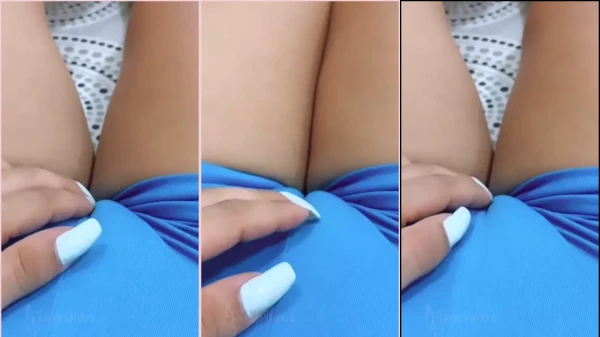 Sophia Carracini dando uns toques na xota por cima da calcinha