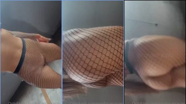 Sophia Carracini grava um vídeo se tocando com seus peitões