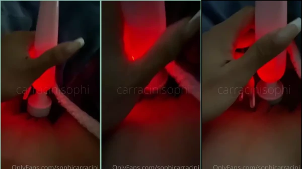 Sophia Carracini se divertindo com o vibrador na xoxota