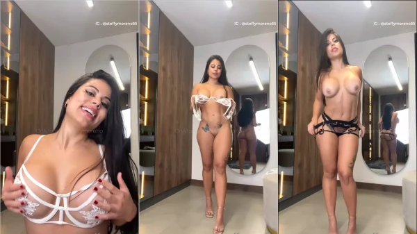 Steffy Moreno se despindo da calcinha