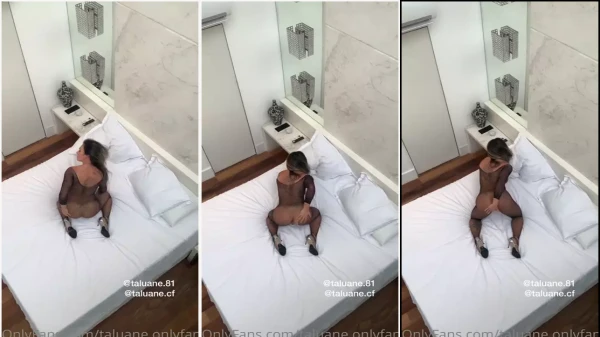 Taluane de quatro na cama arrasando na sensualidade