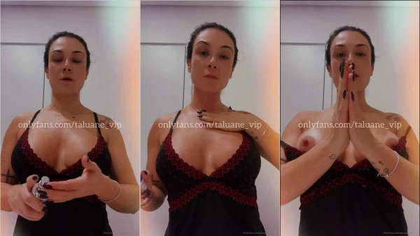 Taluane espalhando creme nos peitões maravilhosos