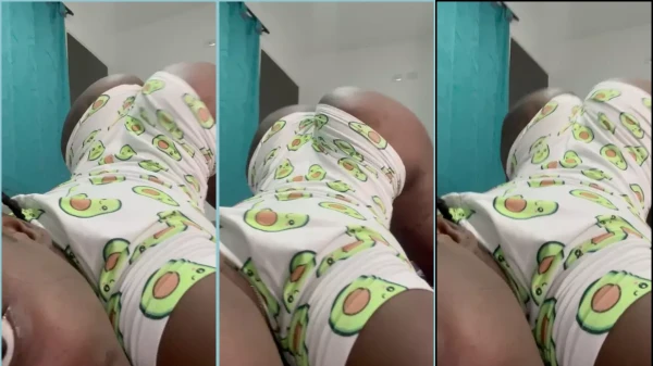 Tati, a gata maravilhosa de pijama, mandando ver no rebolado!