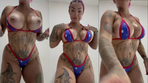 Tatuada linda de calcinha se mostrando