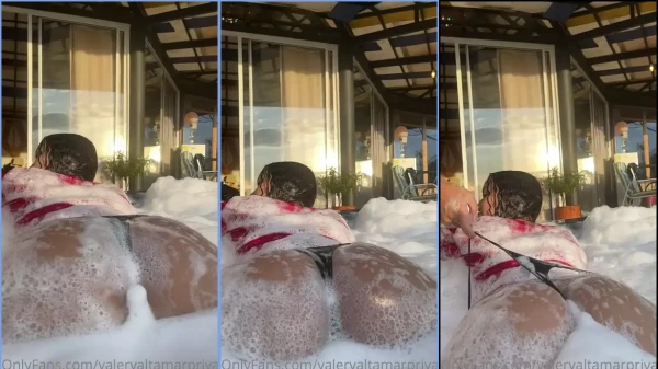 Valery Altamar, toda ensaboada e cheia de charme na banheira!