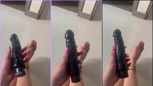 Vanessa Rivera encarando safadezas com um vibrador preto, se divertindo pra valer