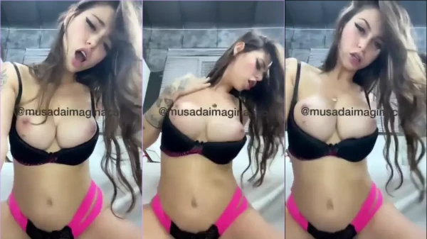 Vazou na internet a tiktoker Jenny Reis dando uma rebolada no consolo