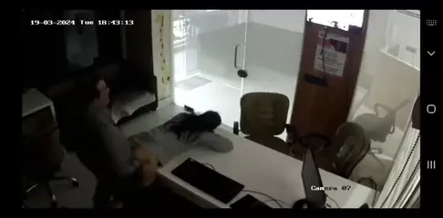 Vazou na internet o chefe dando uma rapidinha com a funcionária!