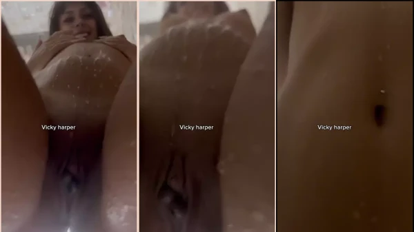 Vicky Harper mostrando seu Privacy deliciosa enquanto se banha de um jeito bem amador