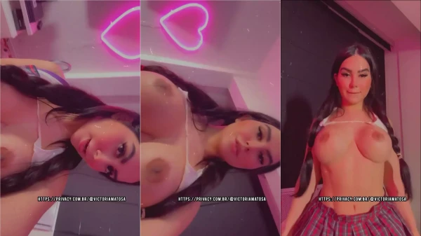 Vídeo caliente da Victoria Matosa mostrando seus peitão!