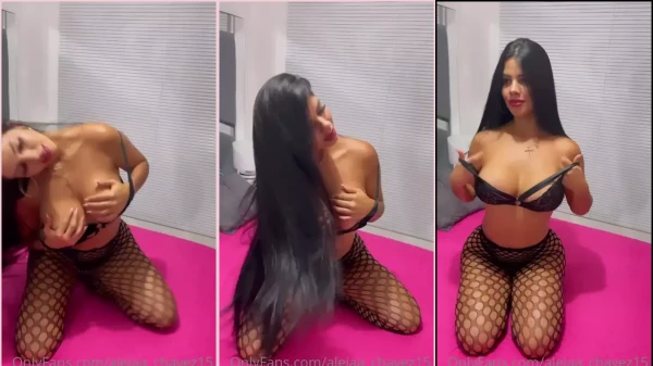 Vídeo da Alejaachavez15 se exibindo e mostrando seus peitões gigantes
