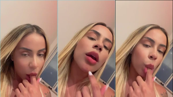 Vídeo da Bela Marquez toda perigo dando uma chupadinha no dedo
