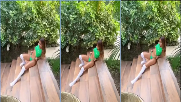 Vídeo da Bela Marquez toda provocante, sentada na escada só de calcinha