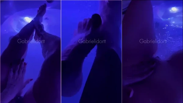 Vídeo da Gabrieli Dortt brincando com a xoxota na banheira