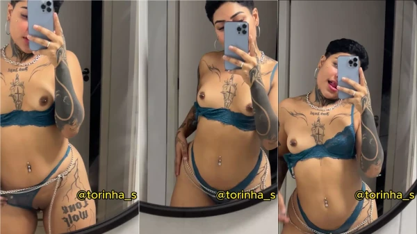 Vídeo da Torinha dando uma de gostosa e mostrando os peitinhos no espelho