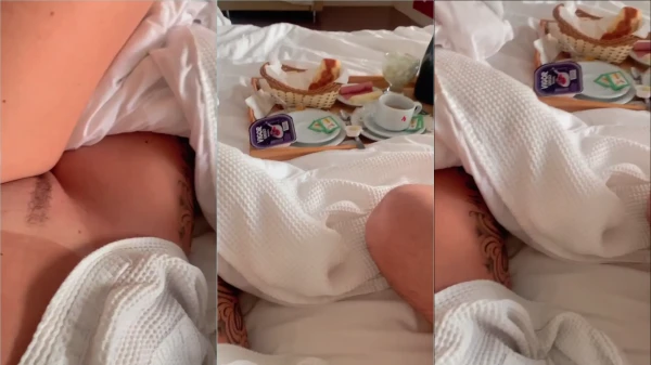 Vídeo ousado da Polly Persch tomando café completamente nua