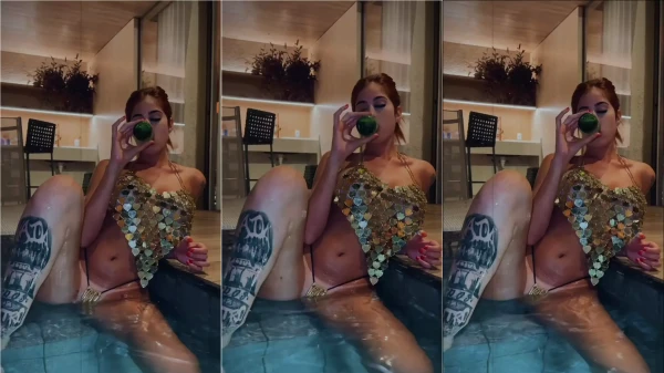 Vídeo quente da Mii_Paula2 se mostrando na piscina