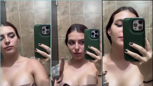 Violeta Lee gravando seu corpo no banheiro com o celular