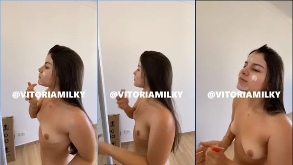 Vitoria Lima, uma gata, toda charmosa se maquiando sem roupa