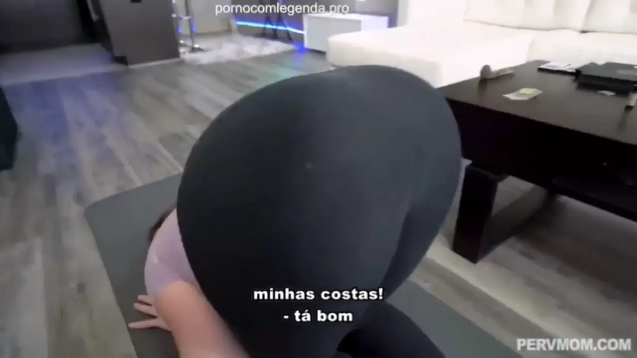 Xnxx legendado com um cara bem pauzudo se divertindo com a madrasta