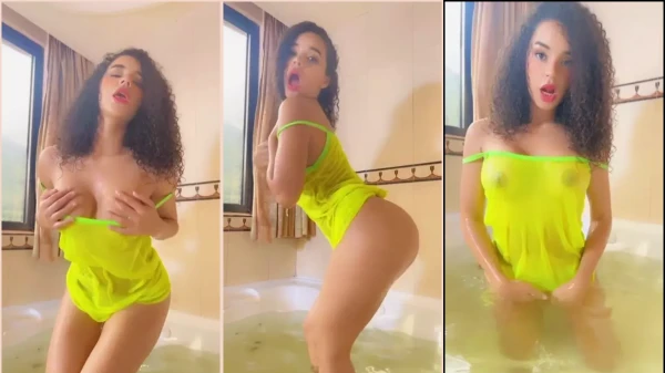 Yeiverlin de banheira, sem calcinha, causando toda a atenção