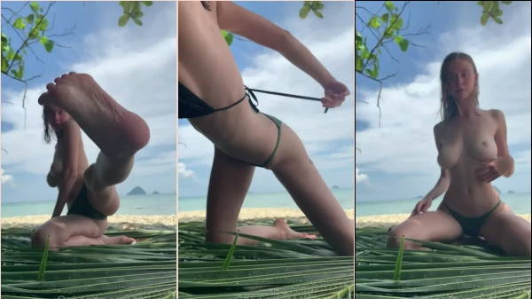 Yourina despindo o biquíni na praia