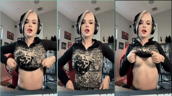 Youtuber linda e novinha loira exibindo os peitos
