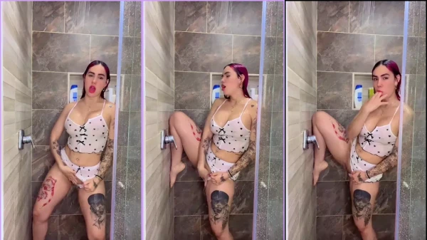 Yulieth Guzmann, uma novinha gata tomando banho