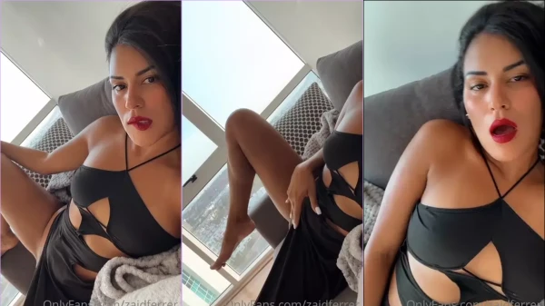 Zair Ferrer, toda gostosa, morena e ousada, relaxando de boa no sofá