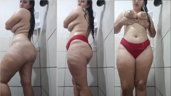 A Amanda tá lá, toda à vontade no banho, sem nada na pele