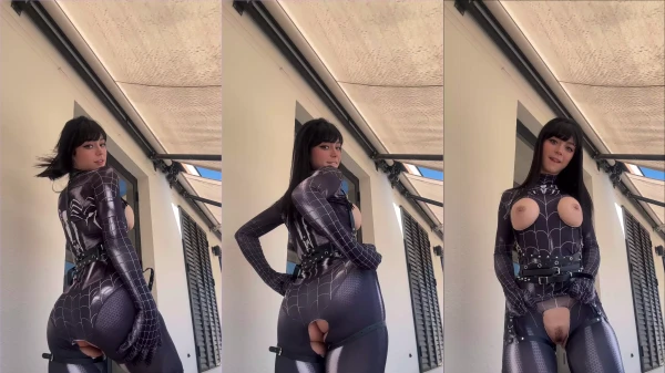 A Lai Dawud ebuceta os peitinhos e a parte debaixo enquanto vestia uma fantasia de Mulher-Aranha