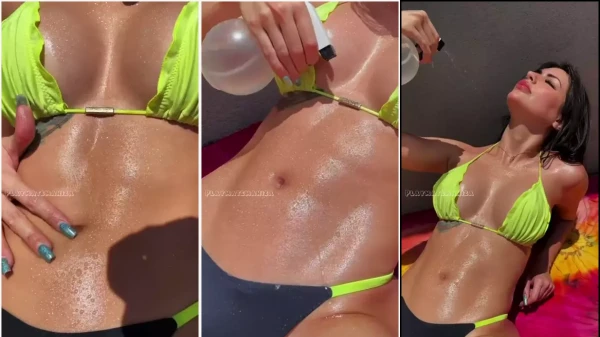 A Playmate Mahiza pegando aquele bronze super relax!