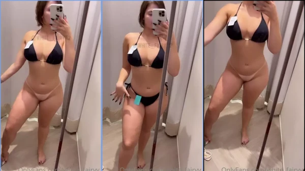 Fada Branca sem roupa íntima no provador