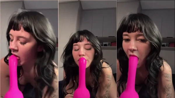Iboobies se deliciando com o consolo depois de uma boa gozada