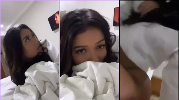 Karlyane Menezes deitadinha de barriga pra baixo sendo pegada