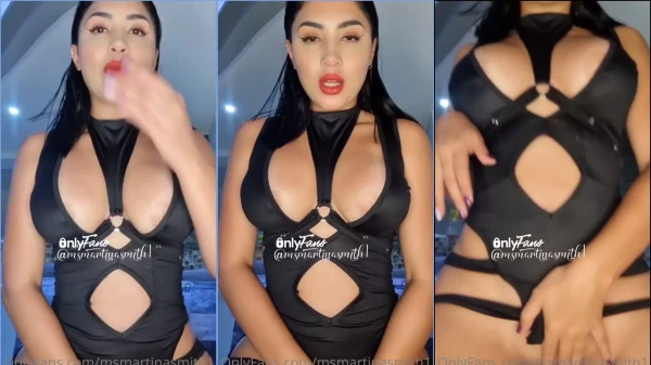 Martina Smith, toda diva de maiô preto, se embelezando e se ajeitando