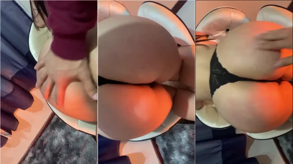 Carol Vargas deixando o gato deslizar a mão na sua traseira