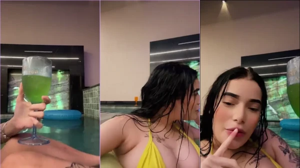 Dá só uma olhada na bonitona se refrescando na piscina!