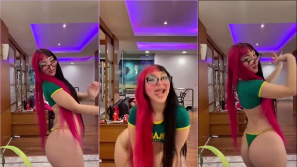 Dá uma olhada na Belle Belinha de calcinha fio dental!